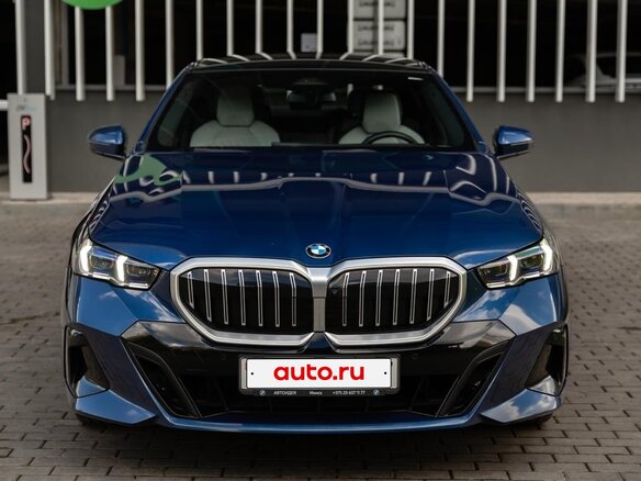 2023 BMW 5 серии 520d xDrive VIII (G60/G61/G68), синий, 7350000 рублей - вид 2