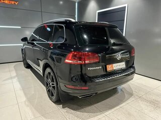 2011 Volkswagen Touareg II, чёрный, 1795000 рублей, вид 4