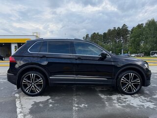 2017 Volkswagen Tiguan II, чёрный, 1780000 рублей, вид 4