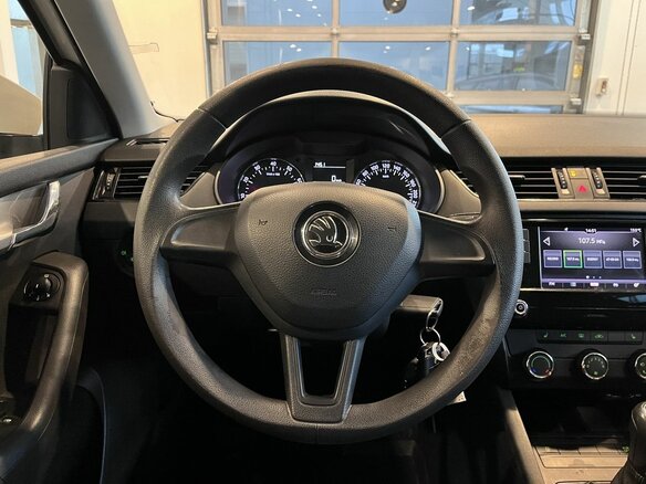 2017 Skoda Octavia III (A7) Рестайлинг, белый, 1540000 рублей - вид 9