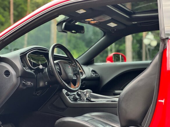 2017 Dodge Challenger III Рестайлинг 2, красный, 4000000 рублей - вид 17