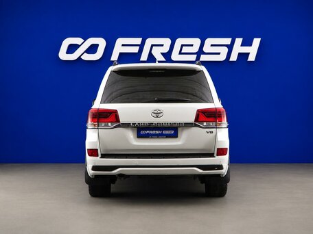 2017 Toyota Land Cruiser 200 Series Рестайлинг 2, белый, 5999999 рублей, вид 4
