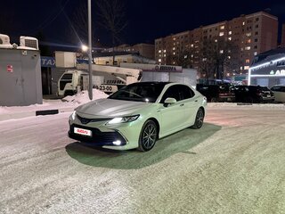 2021 Toyota Camry VIII (XV70) Рестайлинг, белый, 3399000 рублей, вид 2