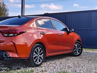 2021 Kia Rio IV Рестайлинг, оранжевый, 1870000 рублей, вид 4