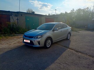2019 Kia Rio IV, серебристый, 1570000 рублей, вид 2