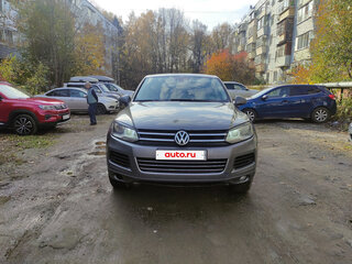 2010 Volkswagen Touareg II, серый, 1550000 рублей, вид 2