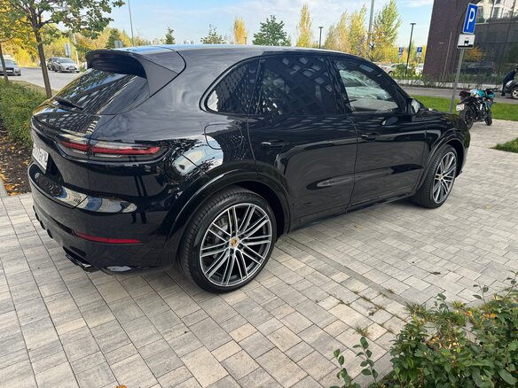 2019 Porsche Cayenne III, чёрный, 6298000 рублей - вид 3