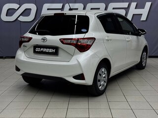 2019 Toyota Vitz III (XP130) Рестайлинг, белый, 829000 рублей, вид 2