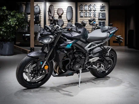 2026 Triumph Street Triple, серый, 1980000 рублей, вид 2
