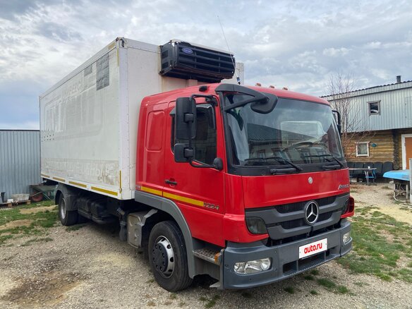 2013 Mercedes-Benz Atego, красный, 3950000 рублей - вид 1