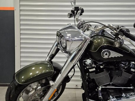 2026 Harley-Davidson Fat Boy, зелёный, 3990000 рублей, вид 3