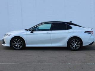 2021 Toyota Camry VIII (XV70) Рестайлинг, белый, 2440000 рублей, вид 4