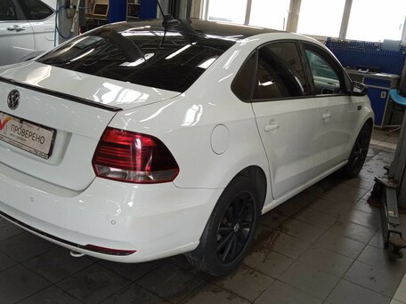 2018 Volkswagen Polo V Рестайлинг, белый, 1100000 рублей, вид 3