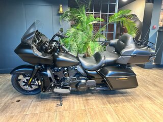 2021 Harley-Davidson Road Glide Limited, чёрный, 2950000 рублей, вид 3
