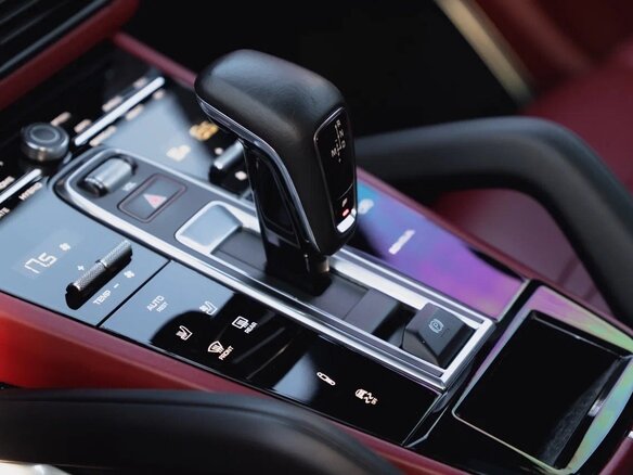 2020 Porsche Cayenne Turbo S E-Hybrid III, чёрный, 13000000 рублей - вид 16
