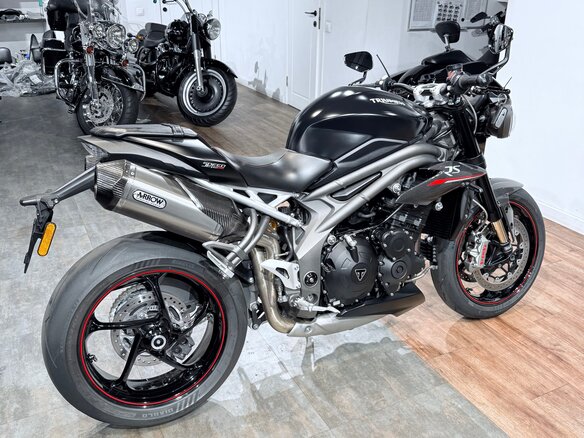 2018 Triumph Speed Triple, чёрный, 999000 рублей - вид 3