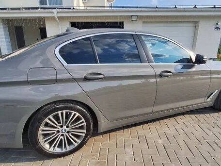 2020 BMW 5 серии 520d xDrive VII (G30/G31/G38) Рестайлинг, серый, 4190000 рублей, вид 3