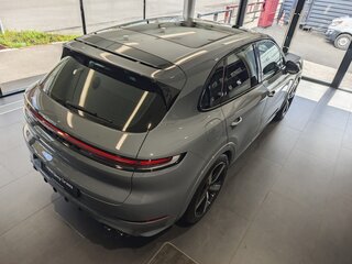 2026 Porsche Cayenne III Рестайлинг, серый, 18990000 рублей, вид 3
