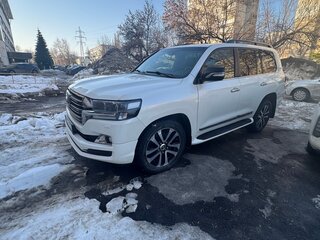 2017 Toyota Land Cruiser 200 Series Рестайлинг 2, белый, 6400000 рублей, вид 1