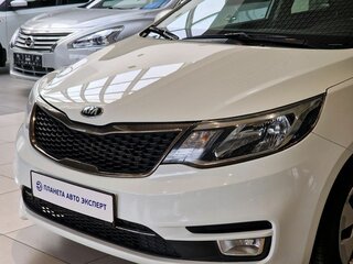 2017 Kia Rio III Рестайлинг, белый, 1020000 рублей, вид 2
