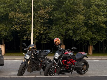 2011 Ducati Diavel Carbon, красный, 1200000 рублей, вид 4