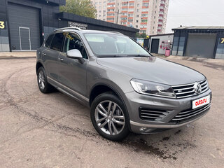 2017 Volkswagen Touareg II Рестайлинг, серый, 3620000 рублей, вид 3