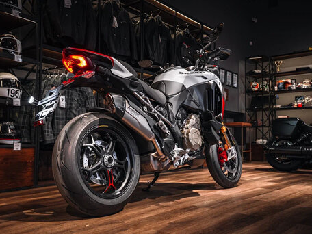2026 Ducati Multistrada V4, красный, 4350000 рублей, вид 3