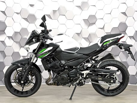 2025 Kawasaki Z 400, белый, 725000 рублей, вид 4