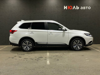 2020 Mitsubishi Outlander III Рестайлинг 3, белый, 2300000 рублей, вид 4