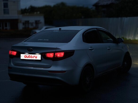 2015 Kia Rio III Рестайлинг, серебристый, 700000 рублей - вид 4