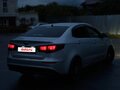 2015 Kia Rio III Рестайлинг, серебристый, 700000 рублей - вид 4