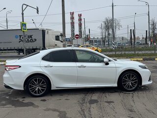 2023 Toyota Camry VIII (XV70) Рестайлинг, белый, 3200000 рублей, вид 4
