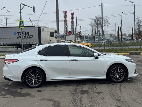 2023 Toyota Camry VIII (XV70) Рестайлинг, белый, 3150000 рублей, вид 4