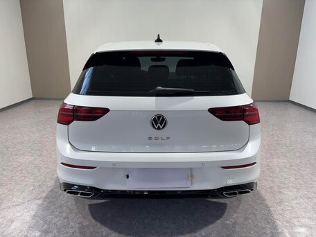 2023 Volkswagen Golf VIII, белый, 1650000 рублей, вид 2