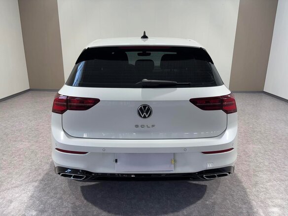 2023 Volkswagen Golf VIII, белый, 1650000 рублей - вид 1