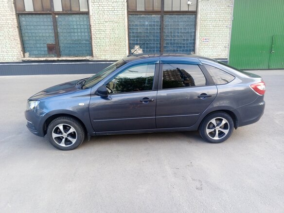 2018 Lada (ВАЗ) Granta I Рестайлинг, серебристый, 600000 рублей - вид 2