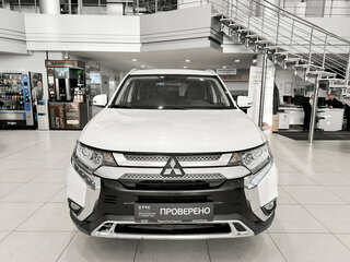 2020 Mitsubishi Outlander III Рестайлинг 3, белый, 1930000 рублей, вид 2