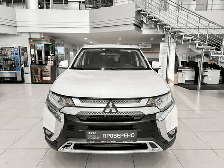 2020 Mitsubishi Outlander III Рестайлинг 3, белый, 1930000 рублей, вид 2