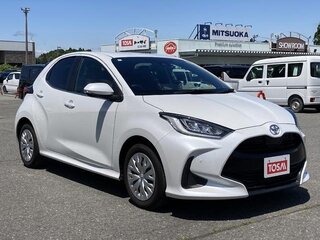 2023 Toyota Yaris IV, белый, 1110000 рублей, вид 1