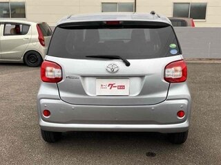 2020 Toyota Passo III Рестайлинг, серебристый, 650000 рублей, вид 5