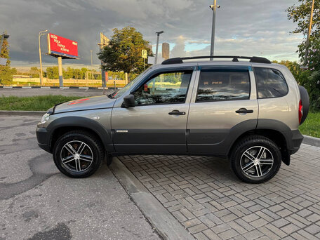 2017 Chevrolet Niva I Рестайлинг, бежевый, 820000 рублей, вид 5