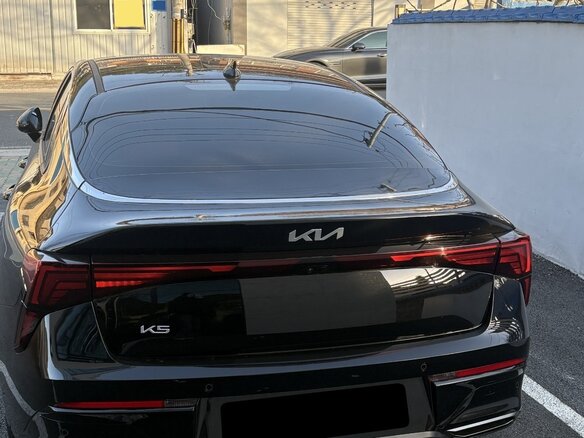 2023 Kia K5 III Рестайлинг, чёрный, 2815000 рублей - вид 3