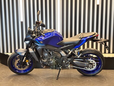 2024 Yamaha MT-09 (FZ-09), синий, 1340510 рублей, вид 5