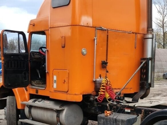 2003 Freightliner FLD, оранжевый, 1350000 рублей - вид 1