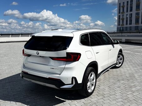 2024 BMW X1 Long 20Li sDrive III (U11/U12), белый, 2910000 рублей, вид 2