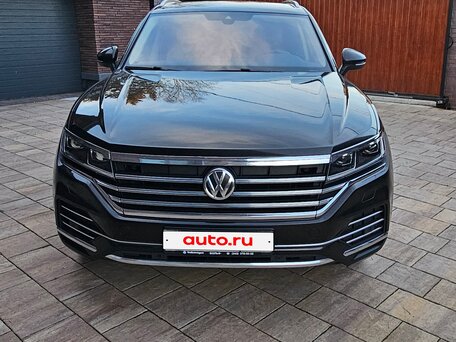 2018 Volkswagen Touareg III, коричневый, 5080000 рублей, вид 4
