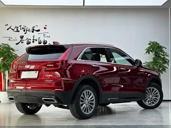 2025 Cadillac XT4 I Рестайлинг, красный - вид 3