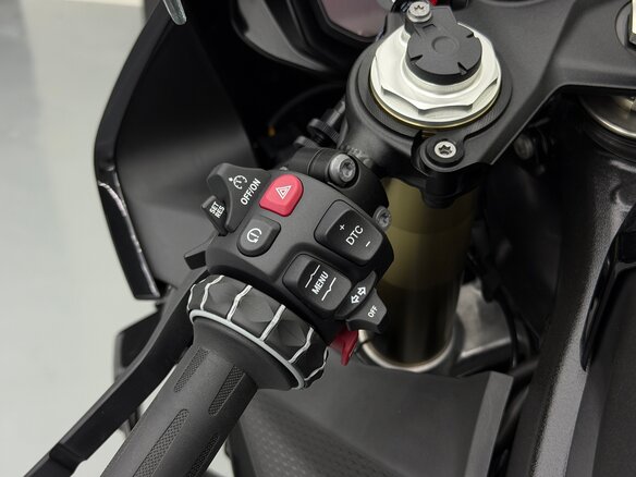 2023 BMW S 1000 RR, чёрный, 2000000 рублей - вид 17