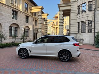 2019 BMW X5 M50d IV (G05/G18), белый, 6400000 рублей, вид 4