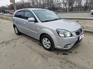 2011 Kia Rio II Рестайлинг, серебристый, 650000 рублей, вид 2